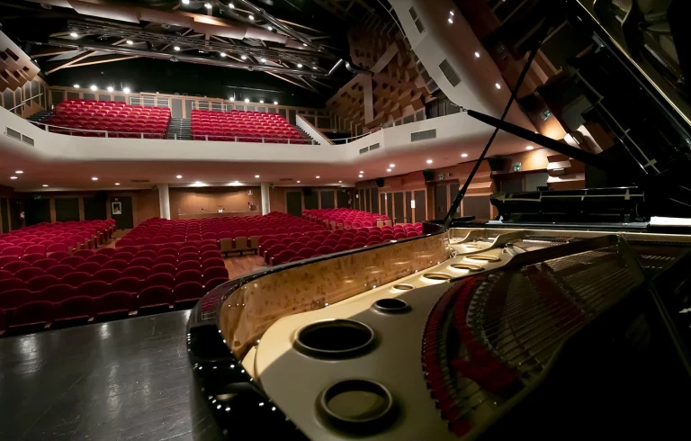 Sala del Teatro comunale di Monfalcone vista da dietro un pianoforte. Foto di Katia Bonaventura